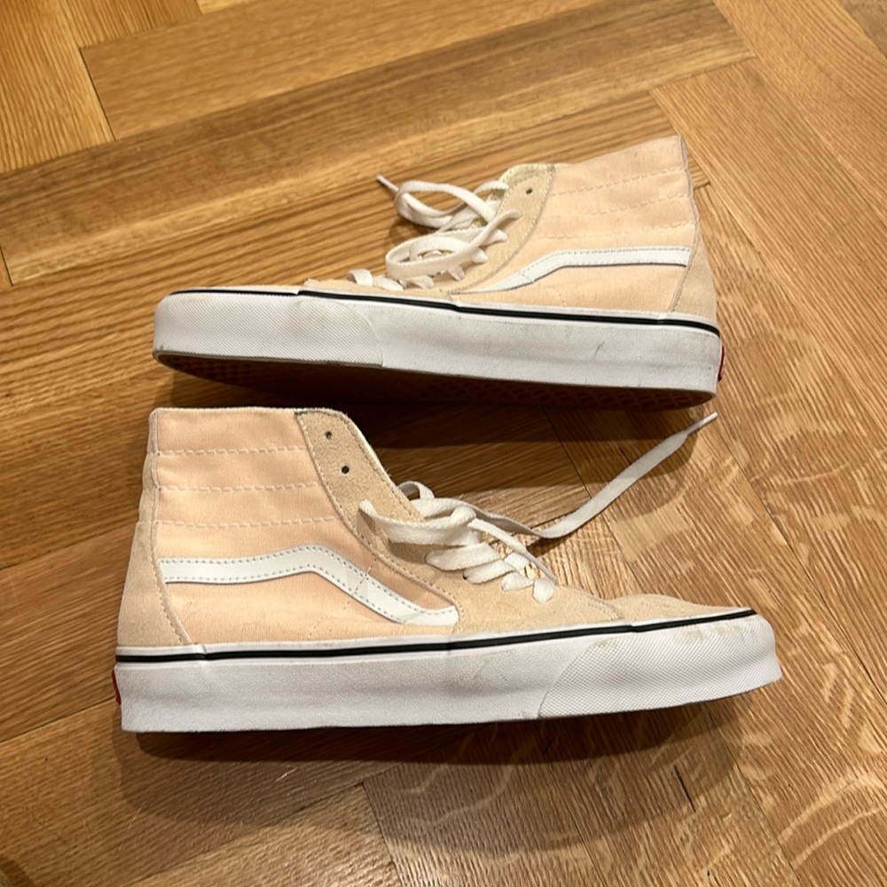 Never worn Vans light pink suede high top size men’s 7.5 women’s 9